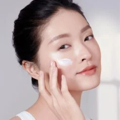 Charlotte Tilbury Charlotte's Magic Cream Light Moisturiser -Lanvin Paradise 5060696171076 alt1